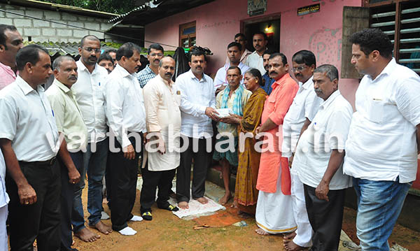 ಪ್ರವೀಣ್ ಕುಟುಂಬಕ್ಕೆ ಬಿಜೆಪಿಯಿಂದ 5 ಲಕ್ಷ ರೂ.